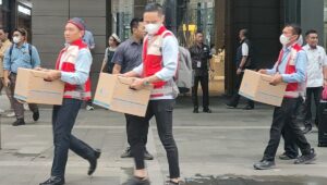 OJK bersama Koordinator Pengawas Penyidik Pegawai Negeri Sipil (Korwas PPNS) Polri menggeledah kantor Mirae Asset Sekuritas di kawasan Senayan, Jakarta